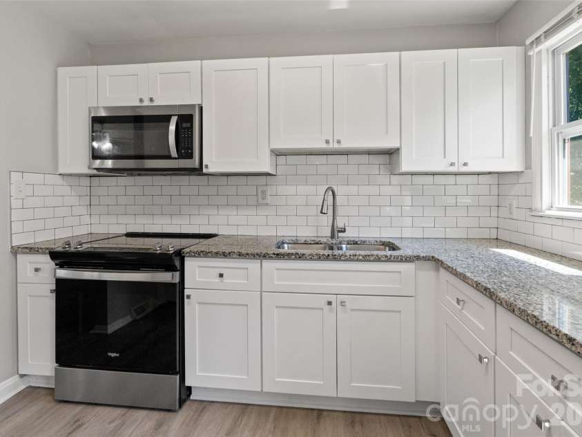 7100 Covecreek Drive, Charlotte, NC 28215.  MLS# CAR4421896, YatesRealty ID 50802. 