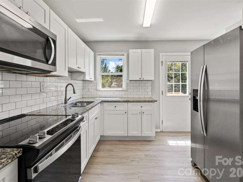 7100 Covecreek Drive, Charlotte, NC 28215.  MLS# CAR4421896, YatesRealty ID 50802. 