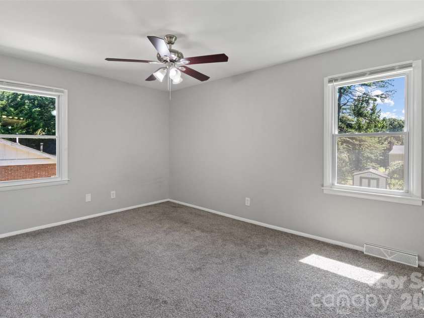 7100 Covecreek Drive, Charlotte, NC 28215.  MLS# CAR4421896, YatesRealty ID 50802. 