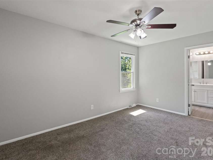 7100 Covecreek Drive, Charlotte, NC 28215.  MLS# CAR4421896, YatesRealty ID 50802. 