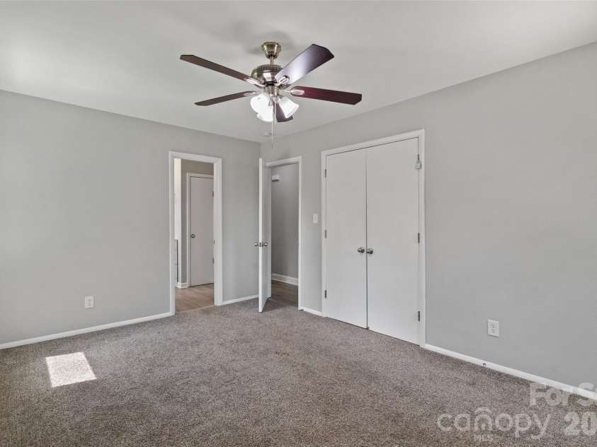 7100 Covecreek Drive, Charlotte, NC 28215.  MLS# CAR4421896, YatesRealty ID 50802. 