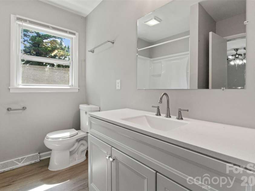 7100 Covecreek Drive, Charlotte, NC 28215.  MLS# CAR4421896, YatesRealty ID 50802. 