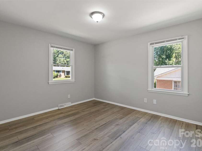 7100 Covecreek Drive, Charlotte, NC 28215.  MLS# CAR4421896, YatesRealty ID 50802. 