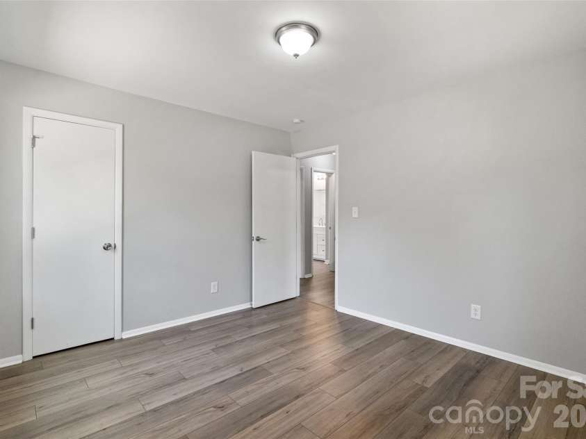 7100 Covecreek Drive, Charlotte, NC 28215.  MLS# CAR4421896, YatesRealty ID 50802. 
