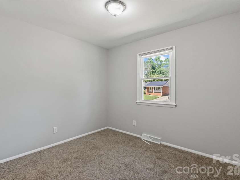 7100 Covecreek Drive, Charlotte, NC 28215.  MLS# CAR4421896, YatesRealty ID 50802. 