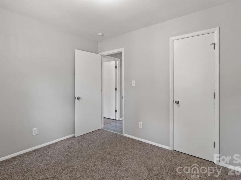 7100 Covecreek Drive, Charlotte, NC 28215.  MLS# CAR4421896, YatesRealty ID 50802. 