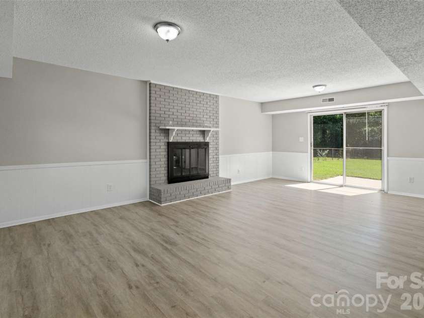 7100 Covecreek Drive, Charlotte, NC 28215.  MLS# CAR4421896, YatesRealty ID 50802. 