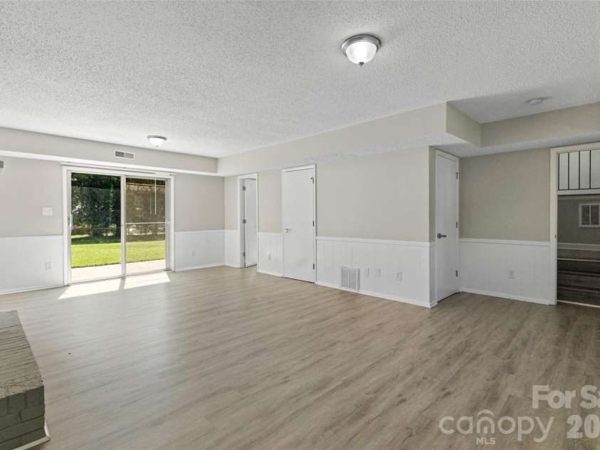 7100 Covecreek Drive, Charlotte, NC 28215.  MLS# CAR4421896, YatesRealty ID 50802. 