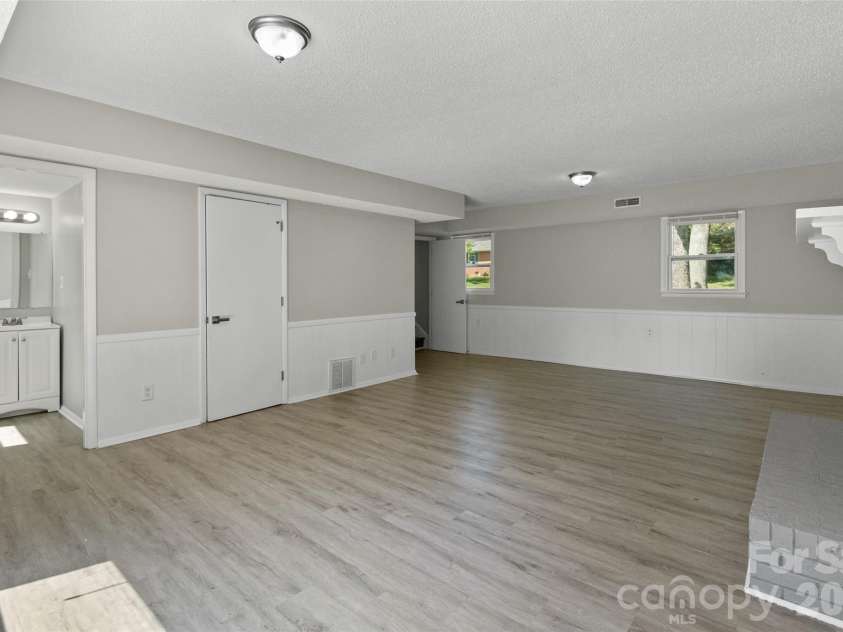 7100 Covecreek Drive, Charlotte, NC 28215.  MLS# CAR4421896, YatesRealty ID 50802. 