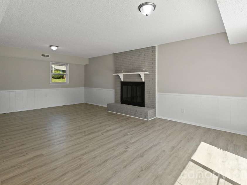 7100 Covecreek Drive, Charlotte, NC 28215.  MLS# CAR4421896, YatesRealty ID 50802. 