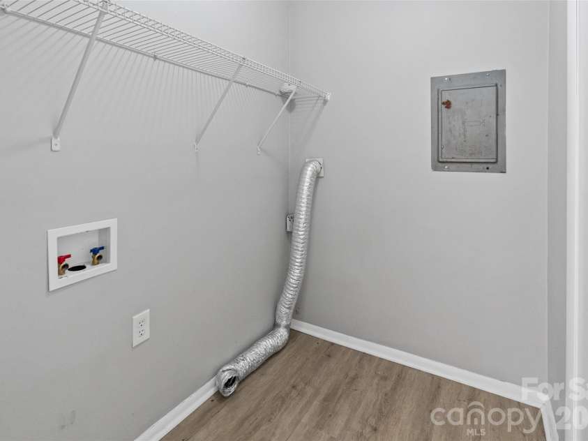 7100 Covecreek Drive, Charlotte, NC 28215.  MLS# CAR4421896, YatesRealty ID 50802. 