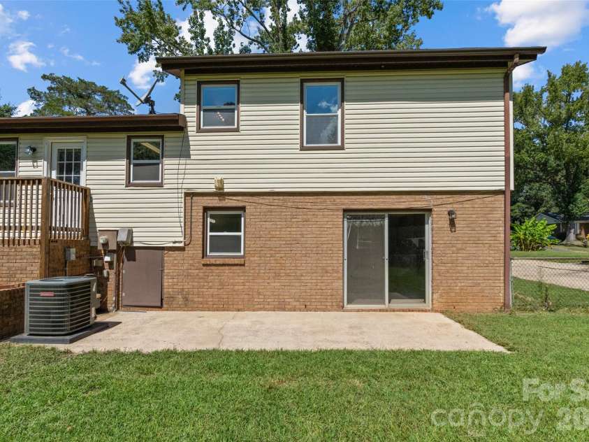 7100 Covecreek Drive, Charlotte, NC 28215.  MLS# CAR4421896, YatesRealty ID 50802. 