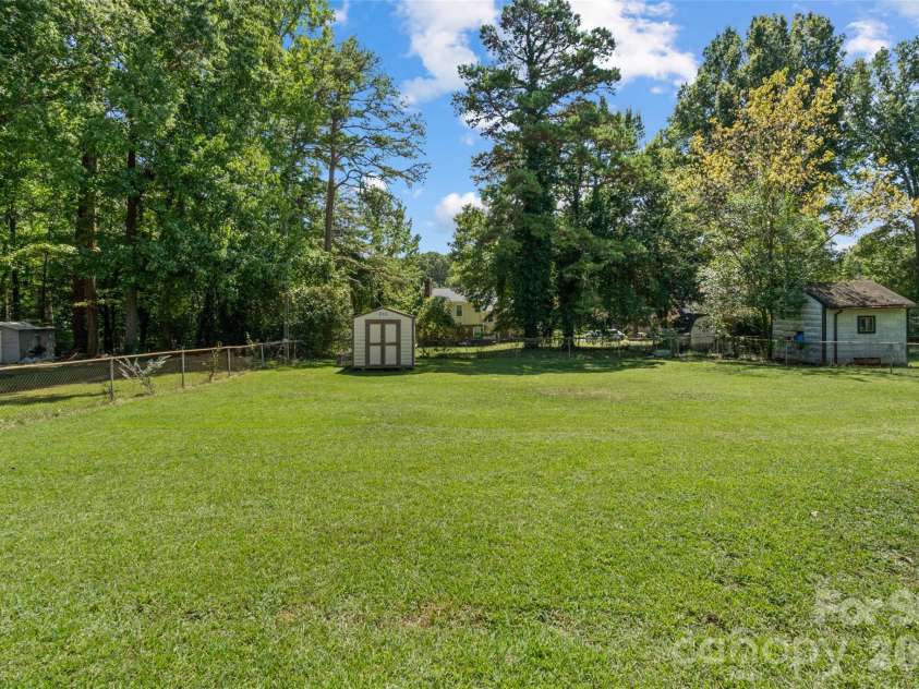 7100 Covecreek Drive, Charlotte, NC 28215.  MLS# CAR4421896, YatesRealty ID 50802. 