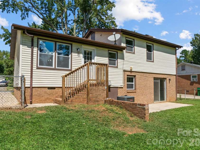 7100 Covecreek Drive, Charlotte, NC 28215.  MLS# CAR4421896, YatesRealty ID 50802. 