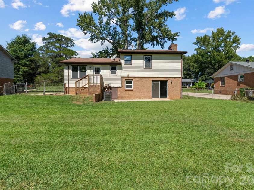 7100 Covecreek Drive, Charlotte, NC 28215.  MLS# CAR4421896, YatesRealty ID 50802. 