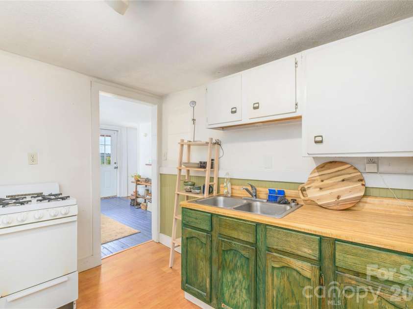 20 View Street, Woodfin, NC 28804.  MLS# CAR4423294, YatesRealty ID 50803. 