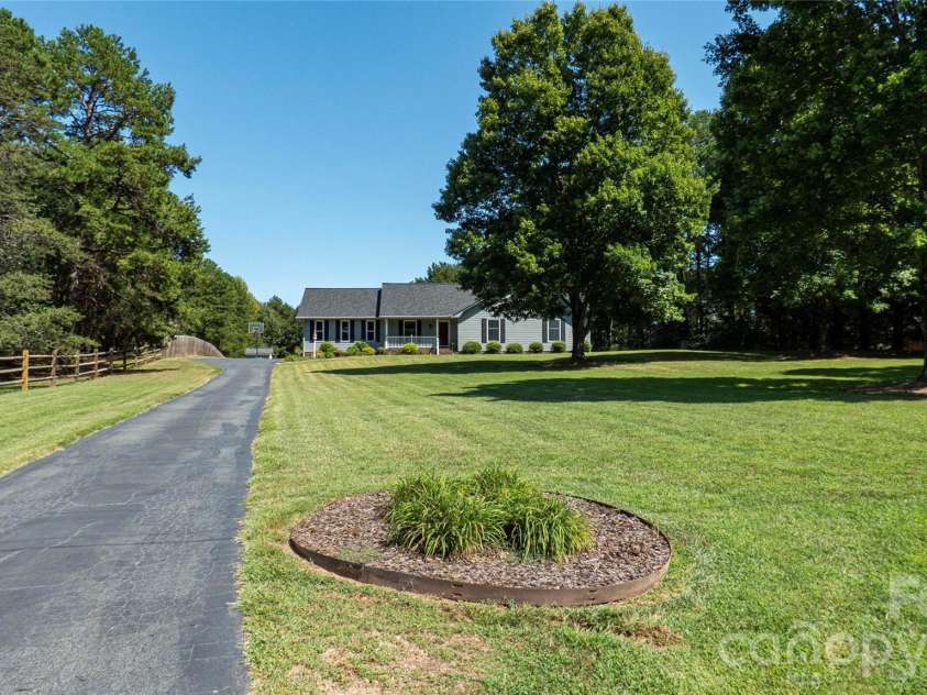 187 Sunfish Drive, Mooresville, NC 28117.  MLS# CAR4422073, YatesRealty ID 50805. Front Yard