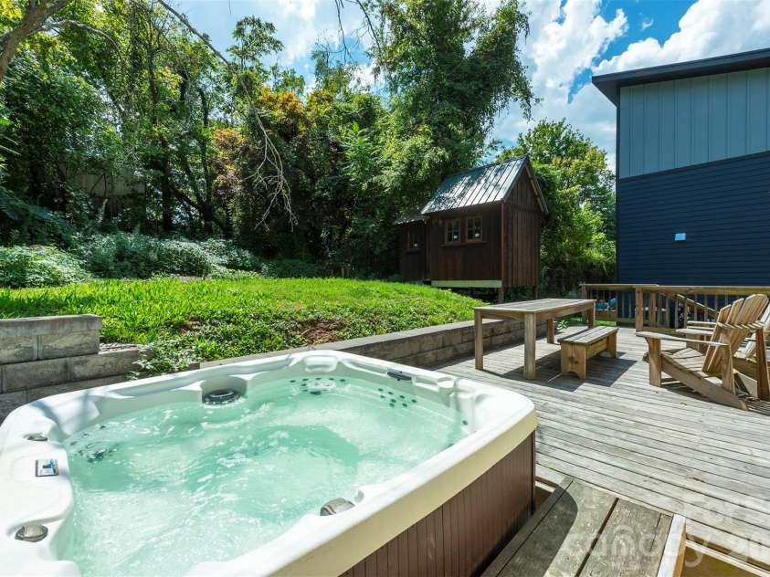 22 Weaver Street, Asheville, NC 28801.  MLS# CAR4398356, YatesRealty ID 50807. 