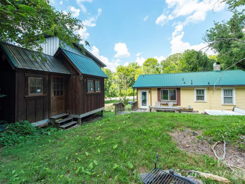 22 Weaver Street, Asheville, NC 28801.  MLS# CAR4398356, YatesRealty ID 50807. 