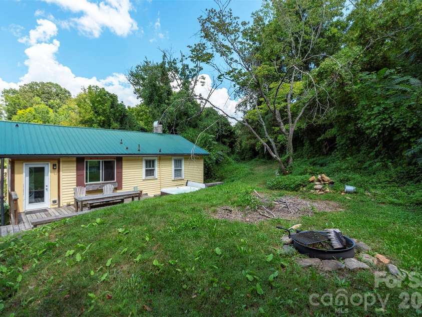 22 Weaver Street, Asheville, NC 28801.  MLS# CAR4398356, YatesRealty ID 50807. 