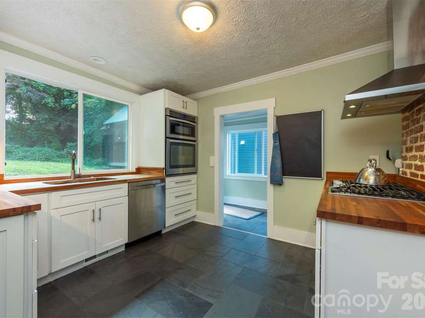 22 Weaver Street, Asheville, NC 28801.  MLS# CAR4398356, YatesRealty ID 50807. 