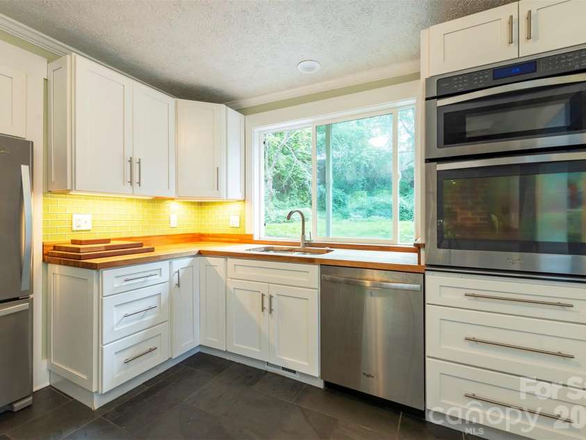 22 Weaver Street, Asheville, NC 28801.  MLS# CAR4398356, YatesRealty ID 50807. 