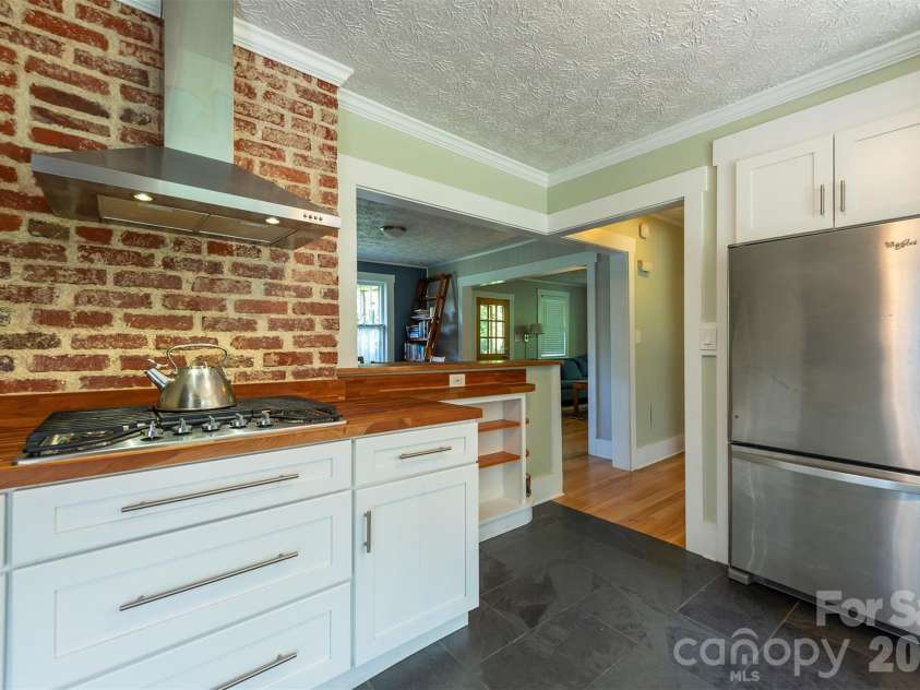 22 Weaver Street, Asheville, NC 28801.  MLS# CAR4398356, YatesRealty ID 50807. 