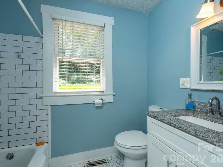 22 Weaver Street, Asheville, NC 28801.  MLS# CAR4398356, YatesRealty ID 50807. 