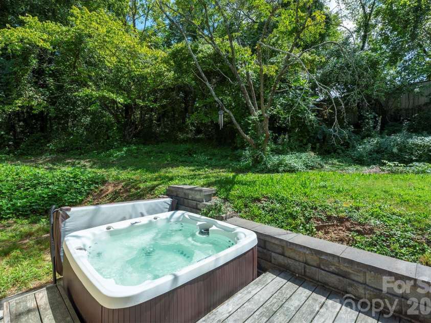 22 Weaver Street, Asheville, NC 28801.  MLS# CAR4398356, YatesRealty ID 50807. 