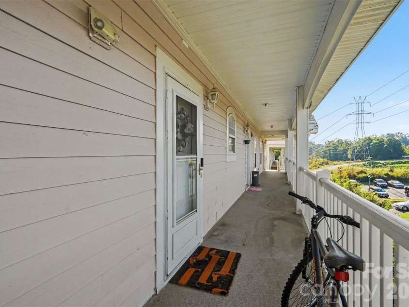 9243 Meadow Vista Road, Charlotte, NC 28213.  MLS# CAR4424403, YatesRealty ID 50813. 