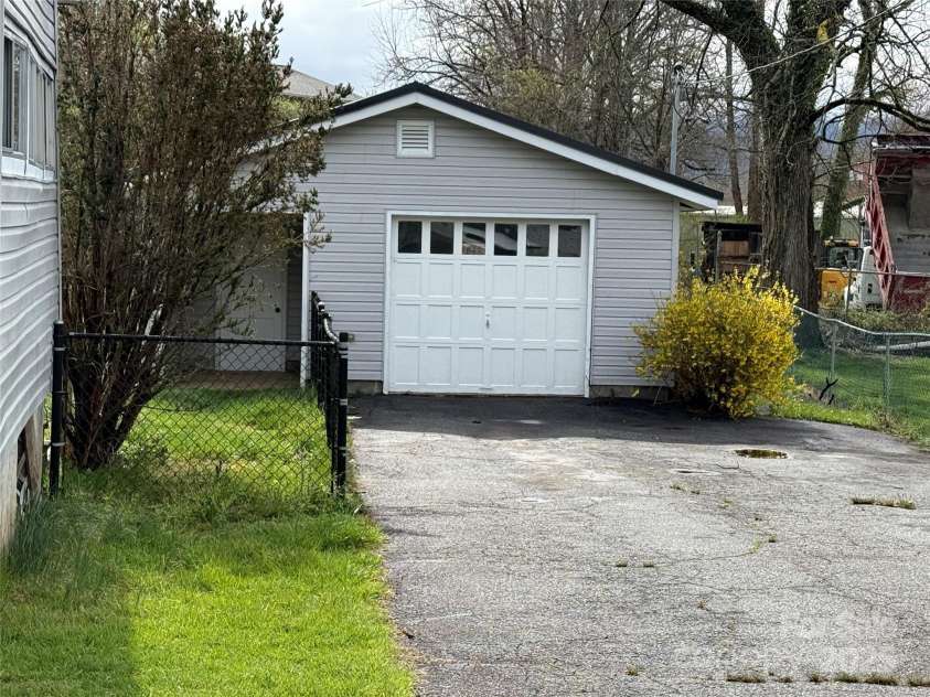154 Burrell Avenue, Brevard, NC 28712.  MLS# CAR4178221, YatesRealty ID 5082. 