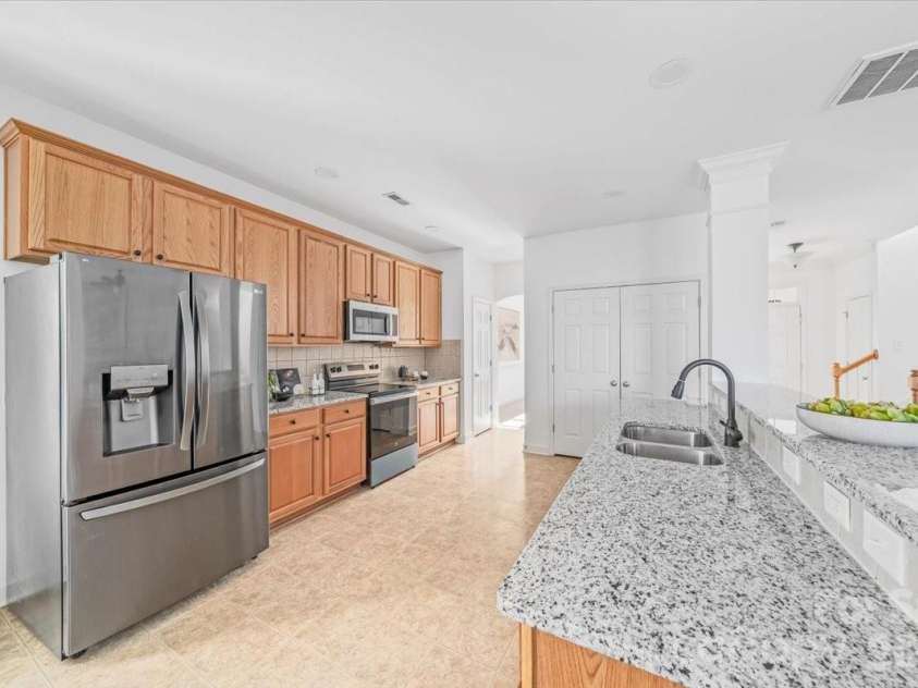 6521 Old Magnolia Lane, Mint Hill, NC 28227.  MLS# CAR4382015, YatesRealty ID 5083. Kitchen