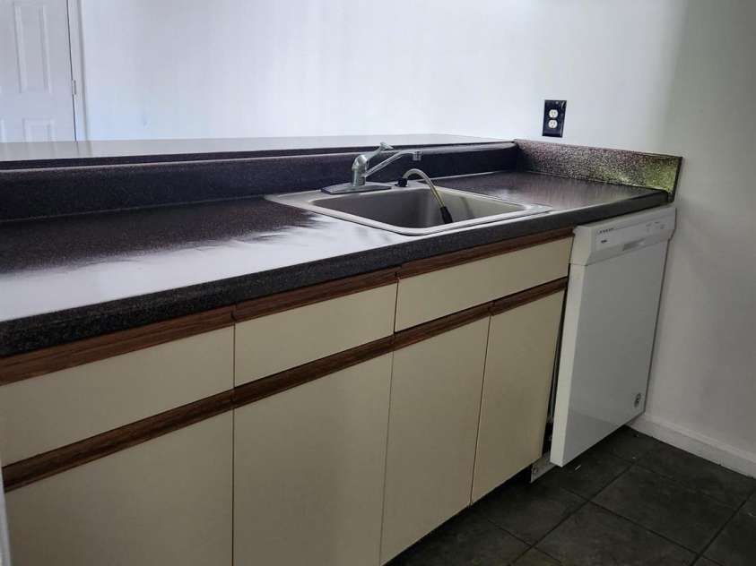 9523 University Terrace Drive, Charlotte, NC 28262.  MLS# CAR4424623, YatesRealty ID 50830. Kitchen