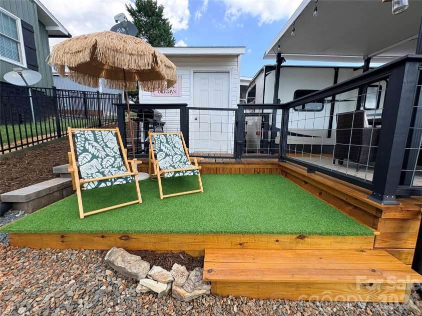 221 Grand View Drive, New London, NC 28127.  MLS# CAR4424419, YatesRealty ID 50833. Sunning Deck area