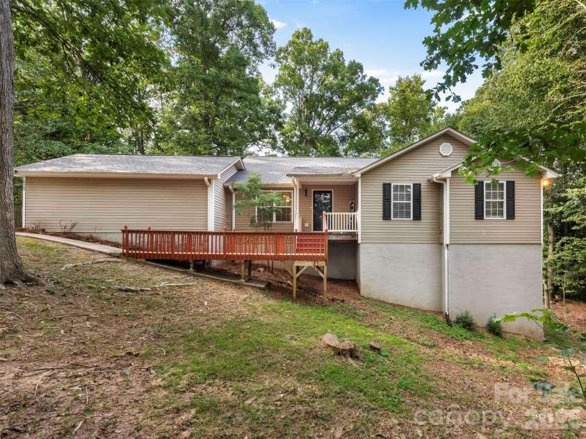 6238 King George Drive, Charlotte, NC 28213.  MLS# CAR4424656, YatesRealty ID 50836. 