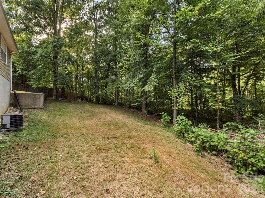 6238 King George Drive, Charlotte, NC 28213.  MLS# CAR4424656, YatesRealty ID 50836. 