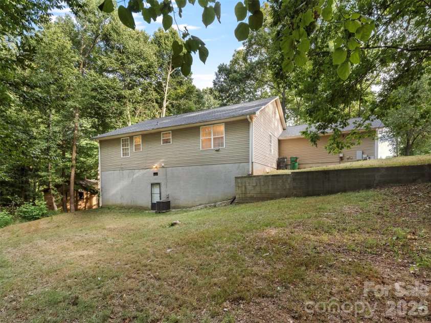 6238 King George Drive, Charlotte, NC 28213.  MLS# CAR4424656, YatesRealty ID 50836. 