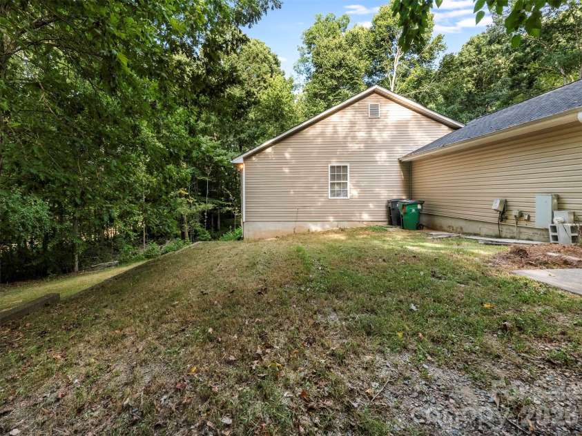 6238 King George Drive, Charlotte, NC 28213.  MLS# CAR4424656, YatesRealty ID 50836. 