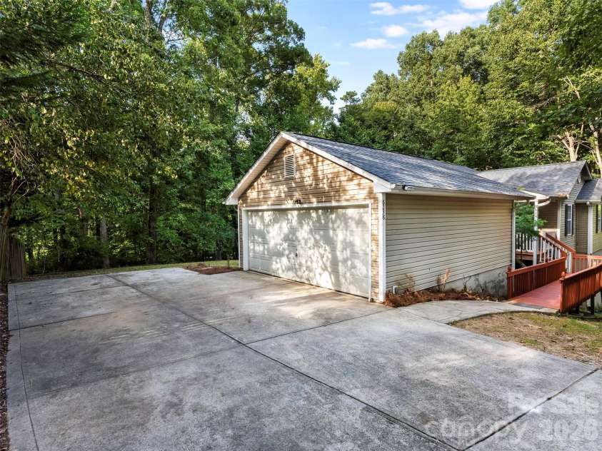 6238 King George Drive, Charlotte, NC 28213.  MLS# CAR4424656, YatesRealty ID 50836. 