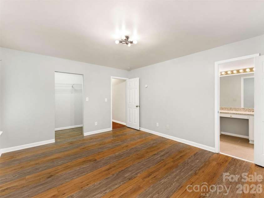 6238 King George Drive, Charlotte, NC 28213.  MLS# CAR4424656, YatesRealty ID 50836. 
