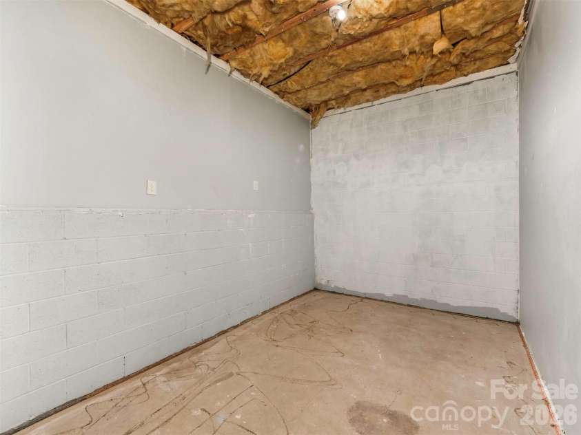 6238 King George Drive, Charlotte, NC 28213.  MLS# CAR4424656, YatesRealty ID 50836. 