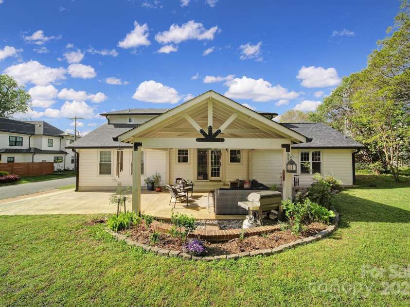 1841 Mecklenburg Avenue, Charlotte, NC 28205.  MLS# CAR4239048, YatesRealty ID 5084. 