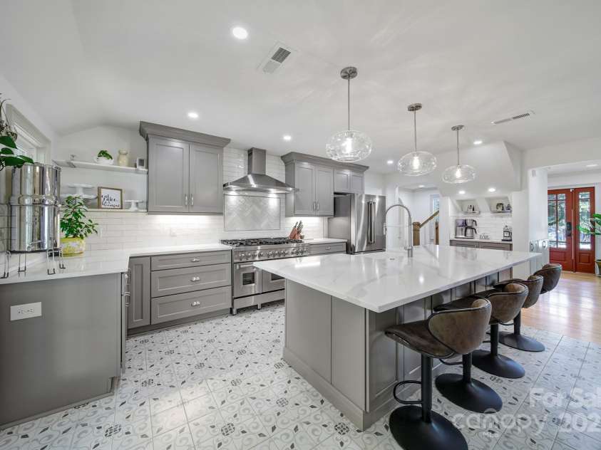 1841 Mecklenburg Avenue, Charlotte, NC 28205.  MLS# CAR4239048, YatesRealty ID 5084. Gourmet kitchen