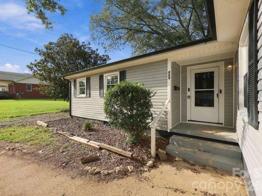909 Rhode Island Avenue, Kannapolis, NC 28083.  MLS# CAR4424673, YatesRealty ID 50842. 