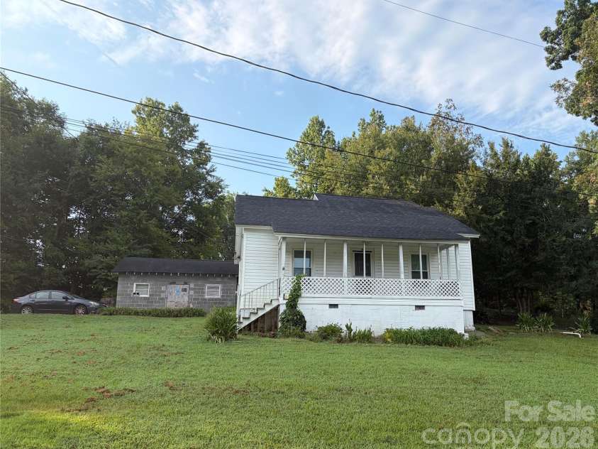 11 Republic Street, Great Falls, SC 29055.  MLS# CAR4423991, YatesRealty ID 50848. 