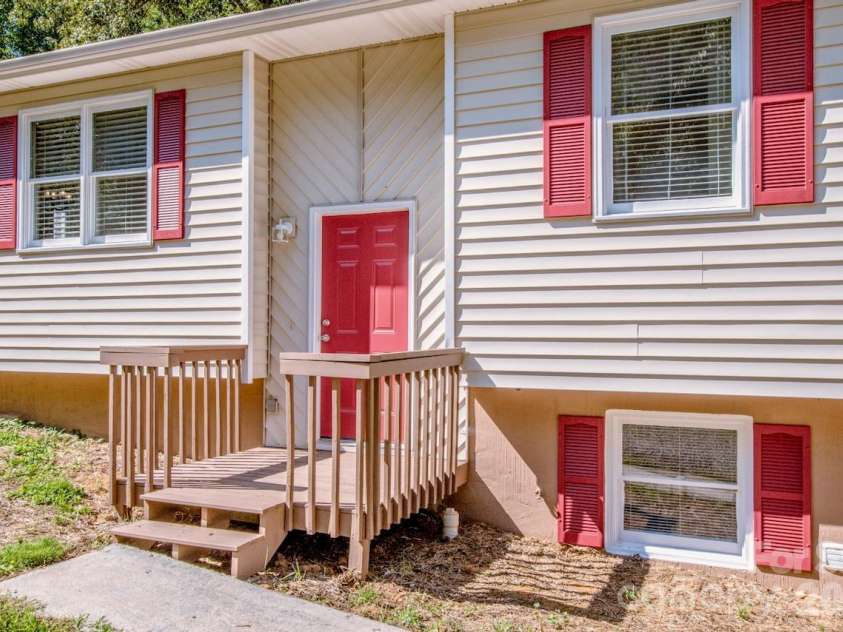 612 Sharon Drive, Statesville, NC 28625.  MLS# CAR4424578, YatesRealty ID 50851. 