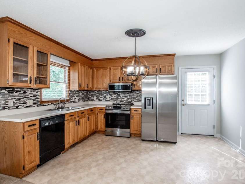 612 Sharon Drive, Statesville, NC 28625.  MLS# CAR4424578, YatesRealty ID 50851. 