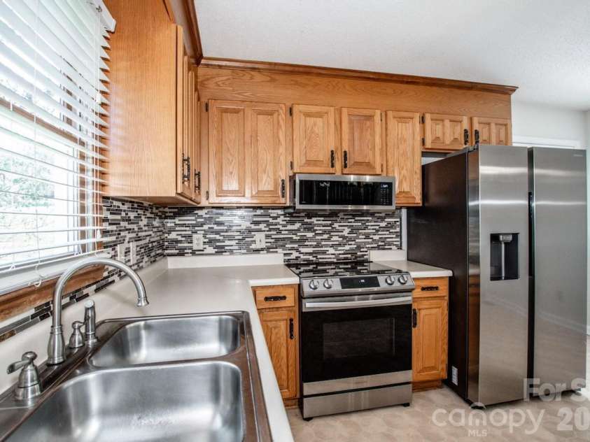 612 Sharon Drive, Statesville, NC 28625.  MLS# CAR4424578, YatesRealty ID 50851. 