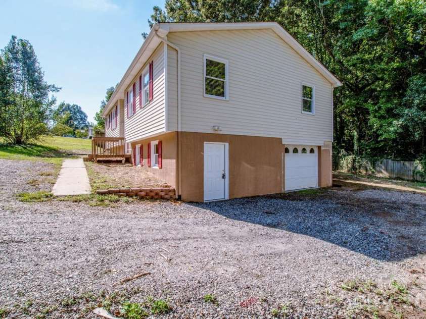 612 Sharon Drive, Statesville, NC 28625.  MLS# CAR4424578, YatesRealty ID 50851. 