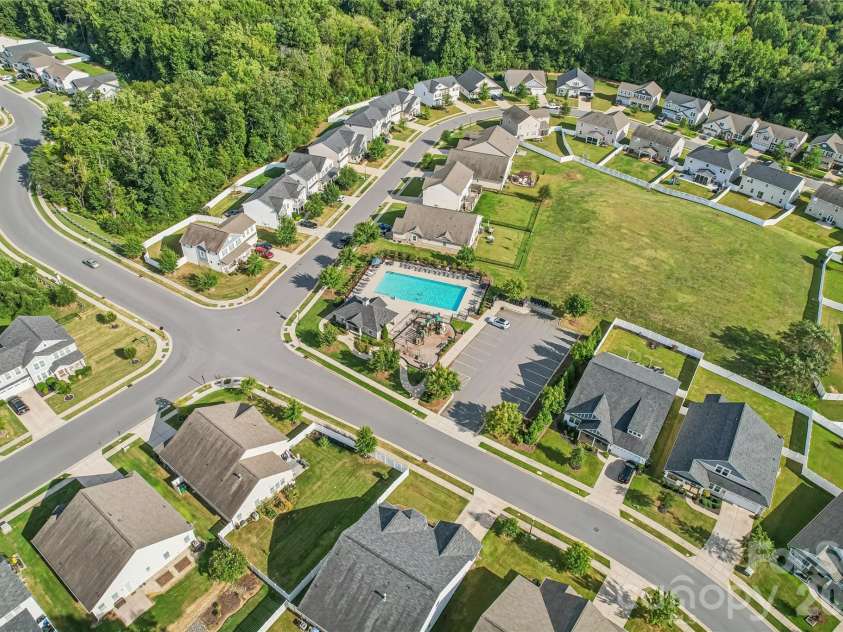 9002 Willowfield Drive, Charlotte, NC 28269.  MLS# CAR4424238, YatesRealty ID 50865. Close to community pool